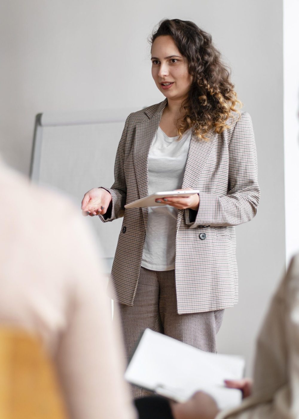 close-up-therapist-discussing-with-people